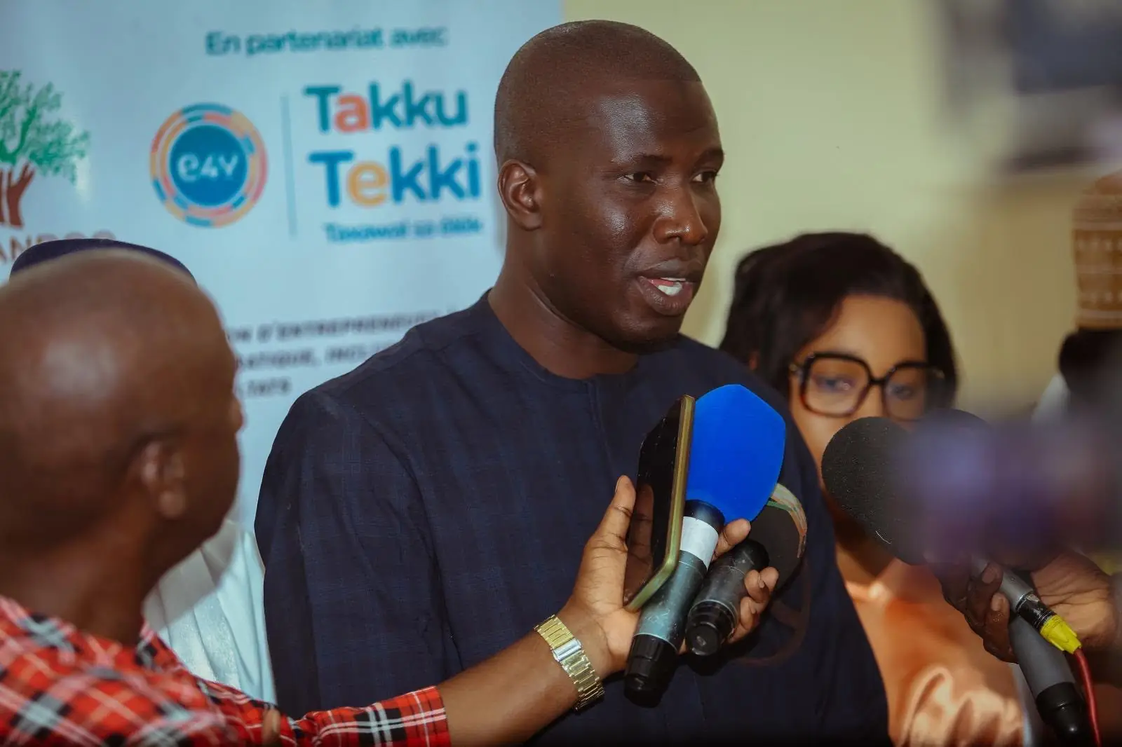Abdou Khaly Mbodj, coordonnateur global du Consortium Dëkkandoo, s'adressant à la presse